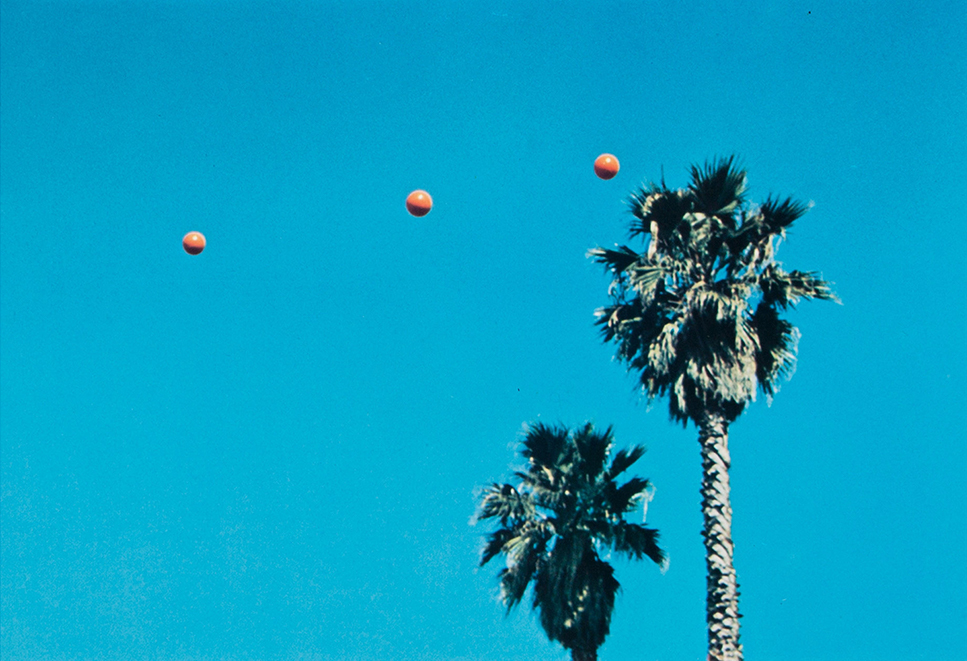 JOHN BALDESSARI Y LOS JUEGOS ARBITRARIOS:  Lanzando tres pelotas al aire para conseguir una línea recta