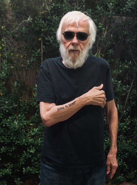 John Baldessari y los Juegos Arbitrarios: Lanzando tres pelotas al aire para conseguir una línea recta