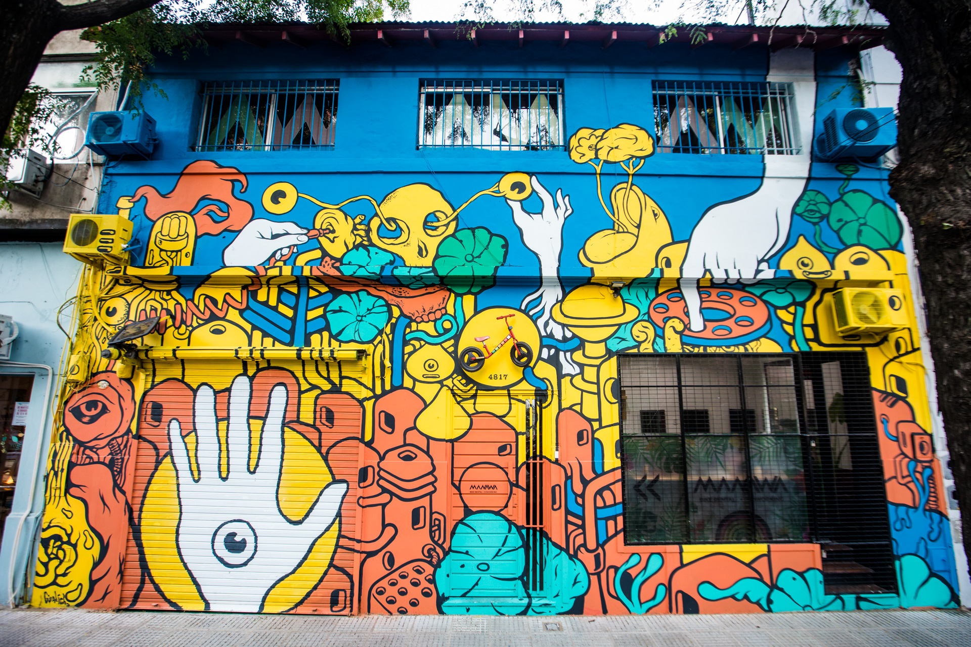 Mural de Gualicho en la fachada de K8 Malabares en Buenos Aires